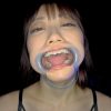 【個人撮影】笠木いちかの口内観察 舌を磨いて指しゃぶって開口器で口内見せながら喜悦（よが）る